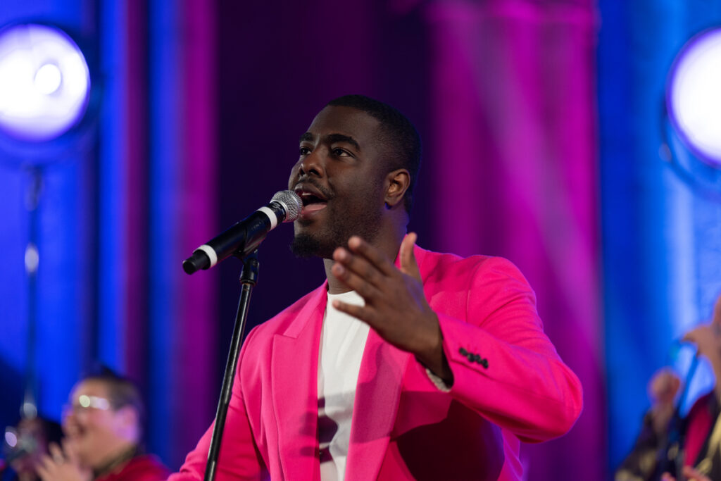 Primo piano di Tyree Miller durante una performance a Napoli