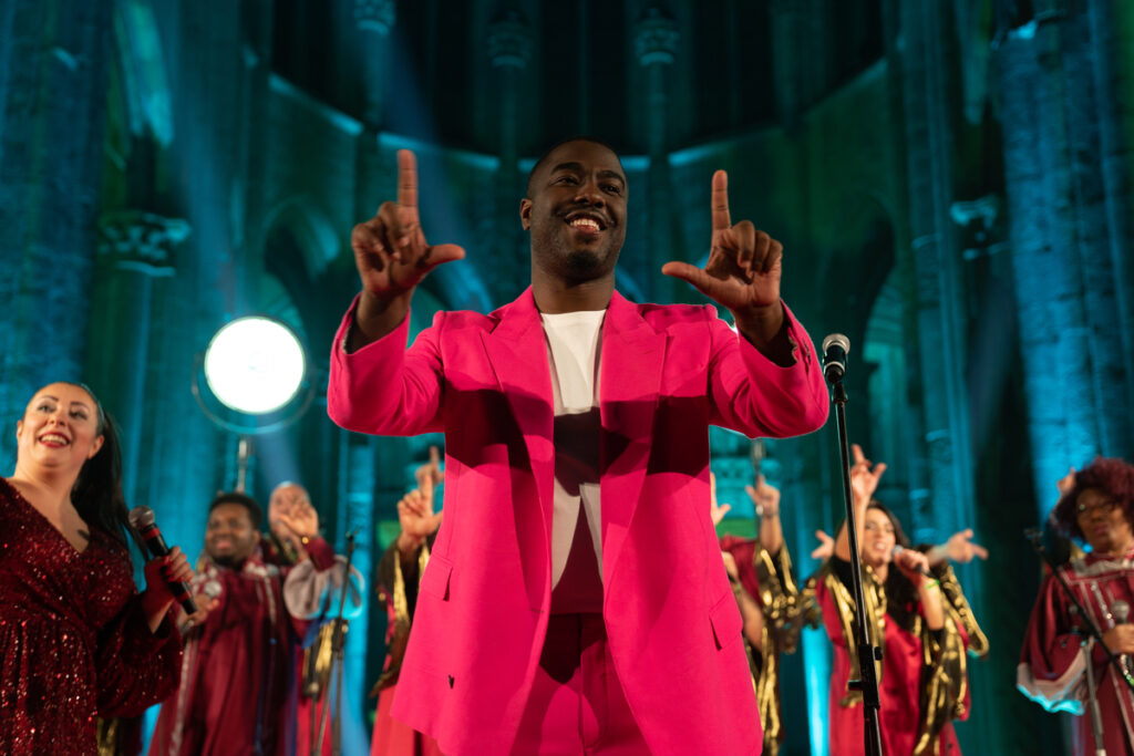 Tyree Miller canta dal vivo durante un concerto gospel a Napoli
