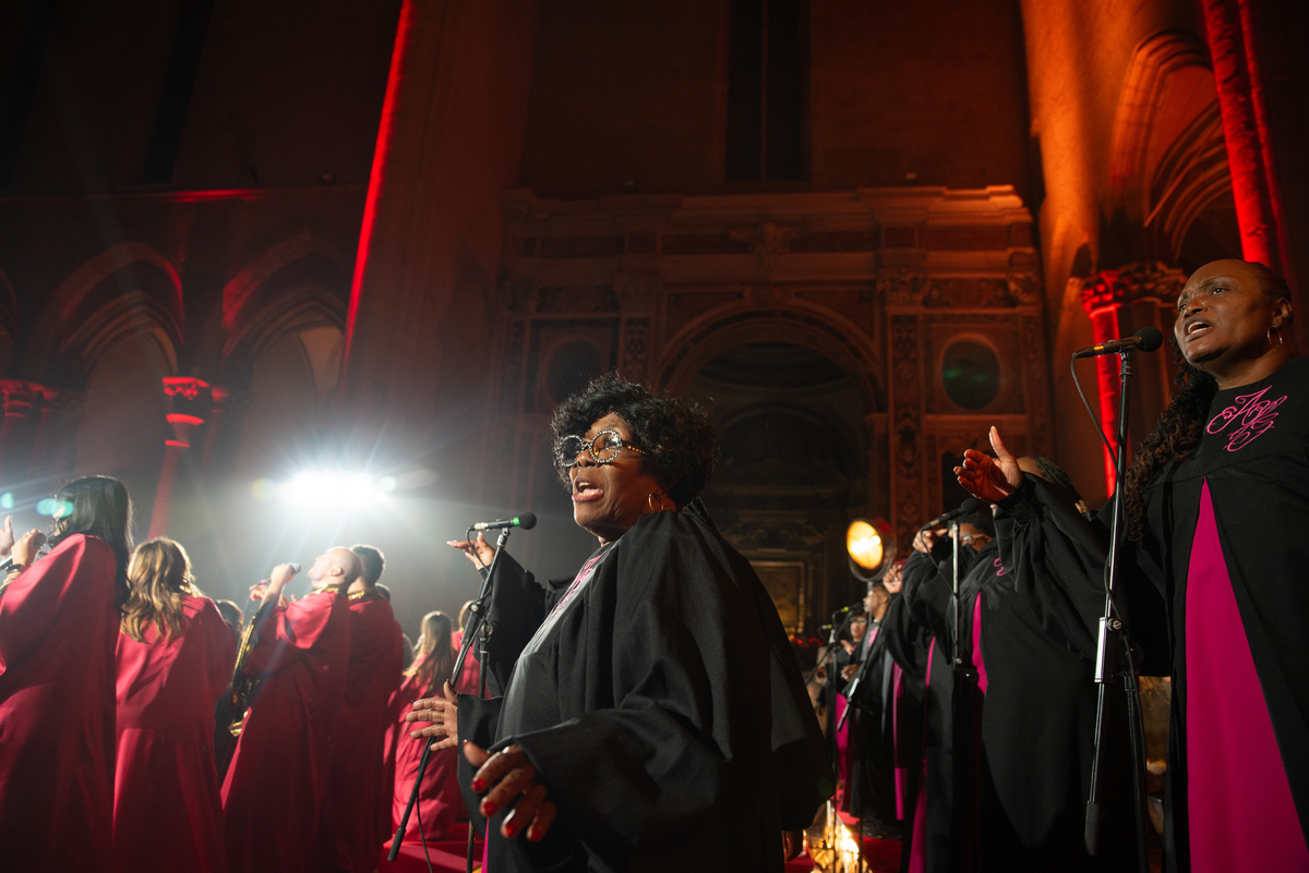 Concerto gospel in chiesa con coro al completo