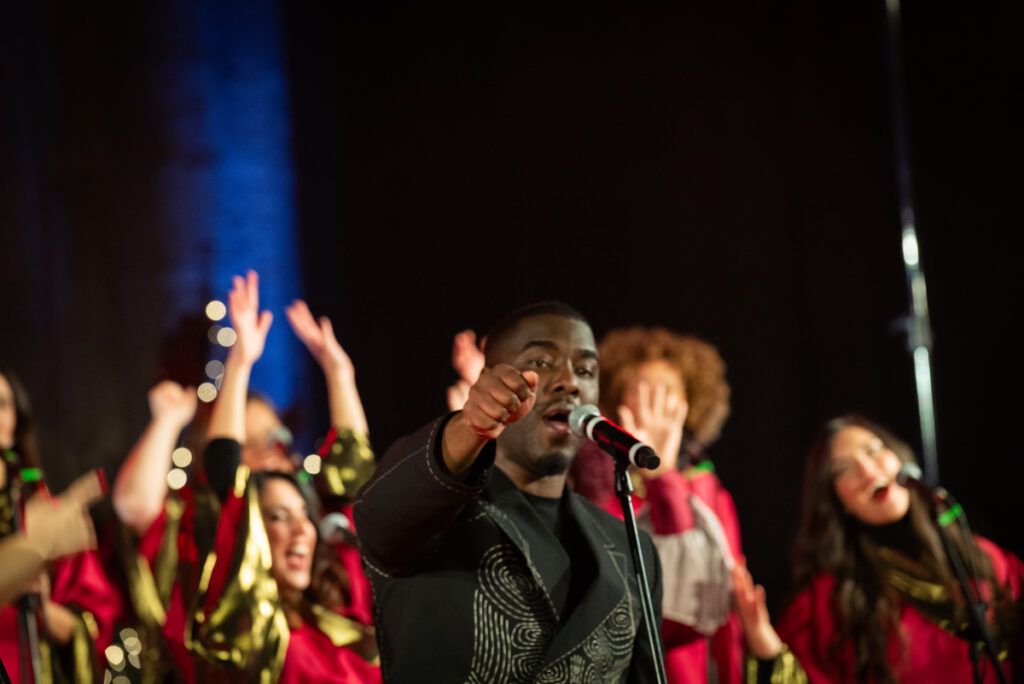 Cantante Tyree Miller si esibisce in concerto Gospel