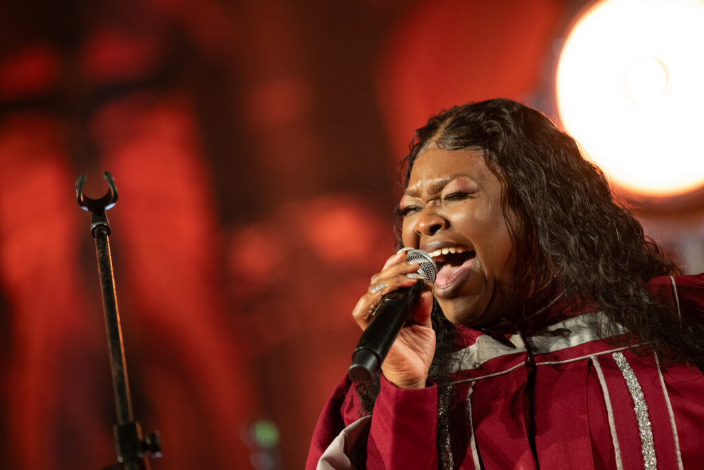 Cantante Gospel si esibisce per un evento