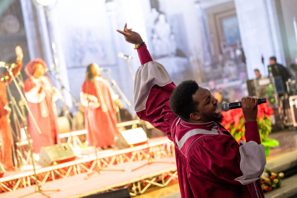 Cantante canta canzoni gospel
