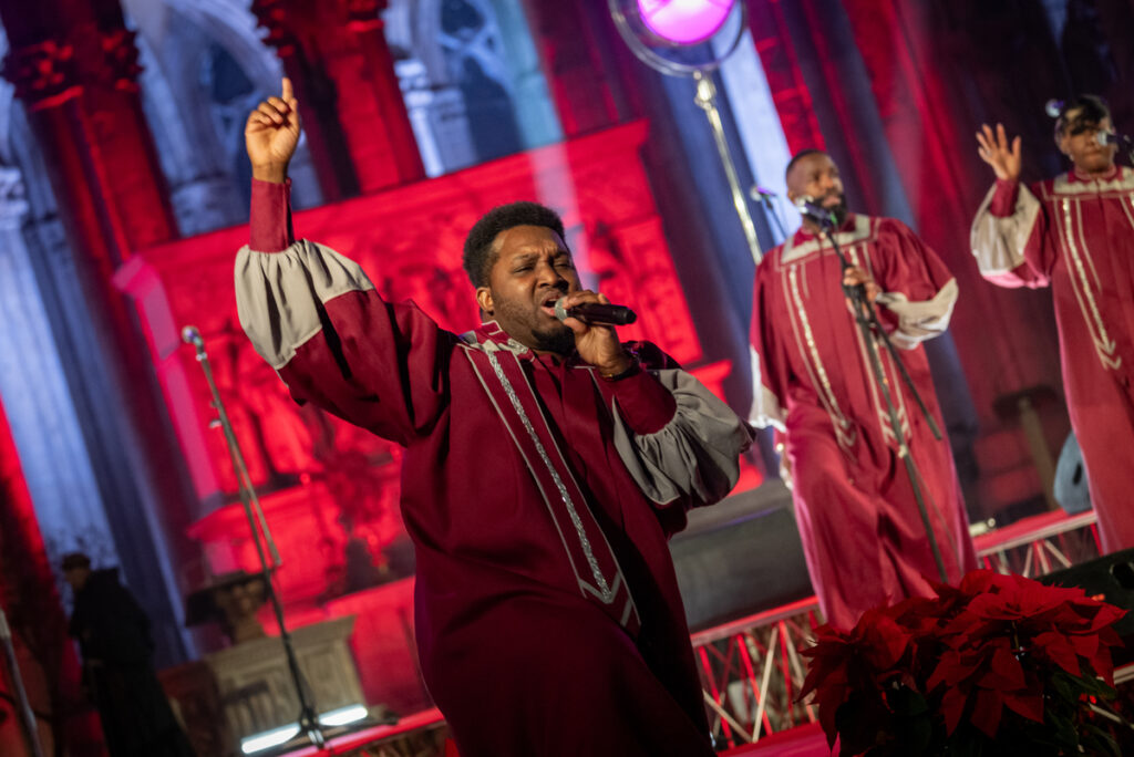 Cantanti Gospel si esibiscono in una chiesa